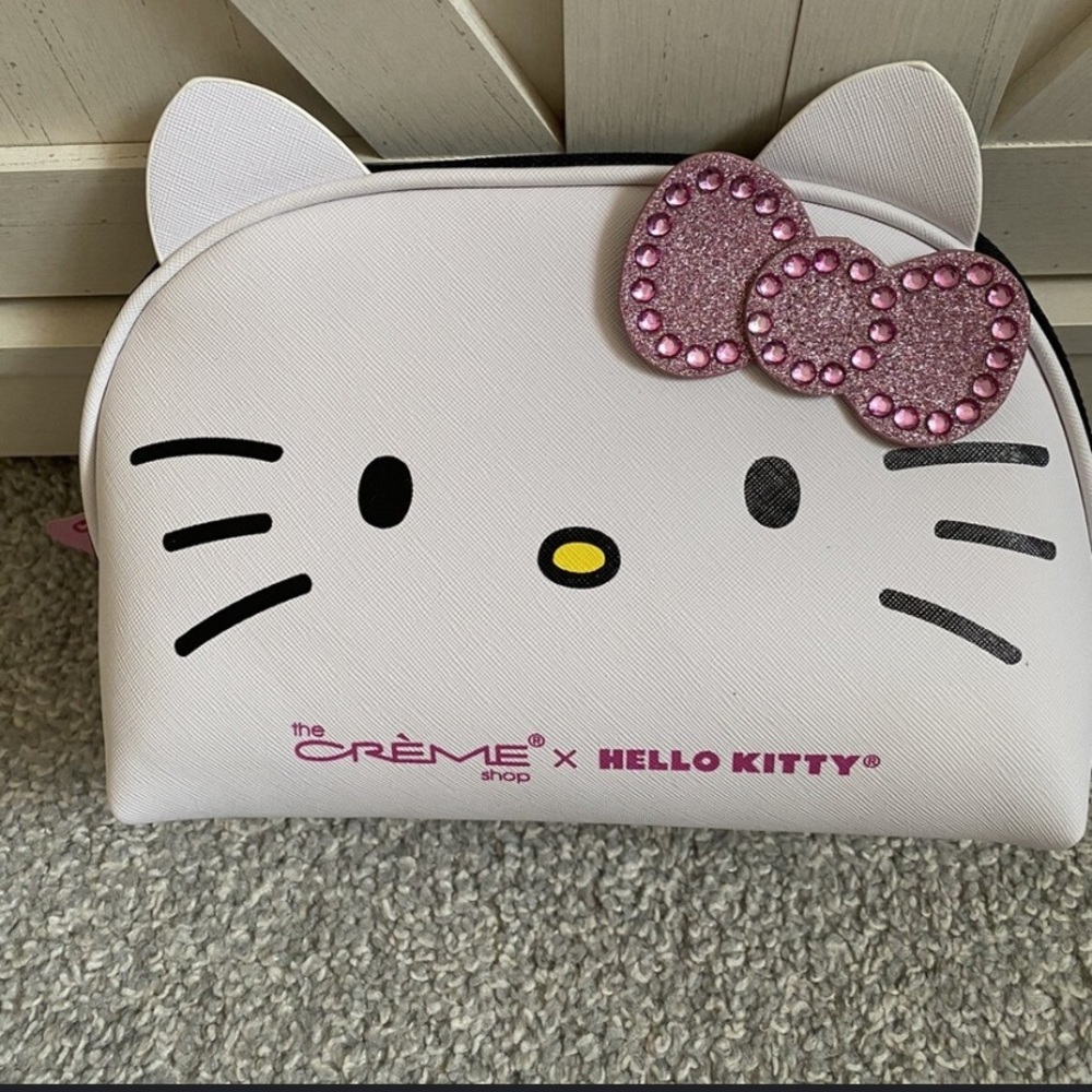 Hello Kitty x crème White and Pink Cosmetic Bag